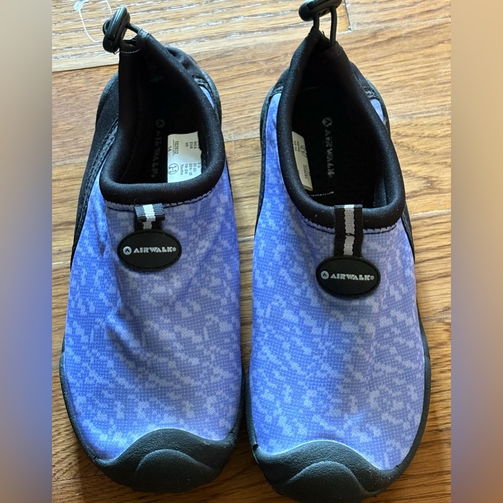 Airwalk Kids Aqua Shoes Size 2-3. Lavender and Black, EUC